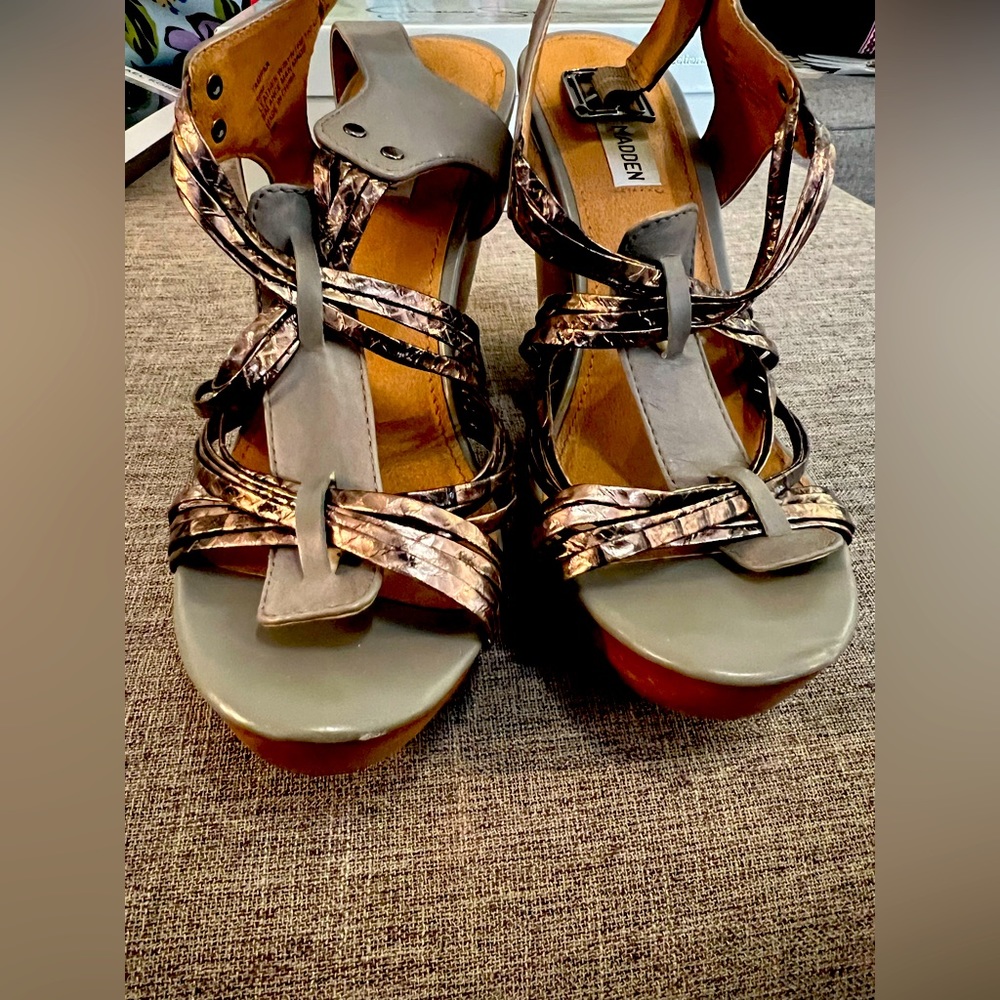 Steve Madden Grey wedges